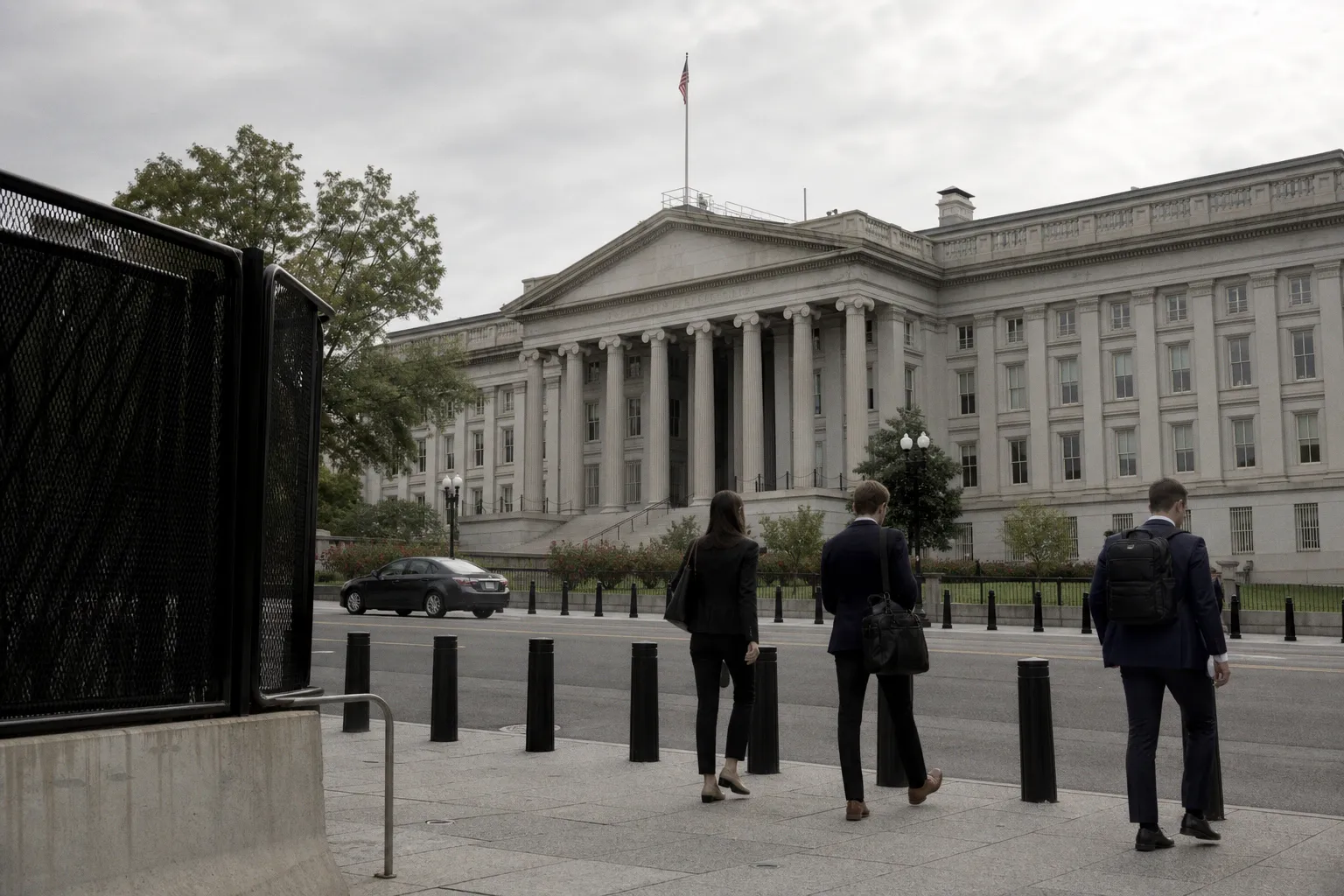 Tether Under Pressure: Analyzing USDT Liquidity Contraction and US Regulatory Risks